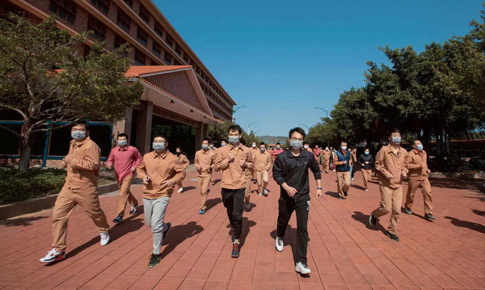 組織“跑在陽(yáng)光下，跑進(jìn)健康里”體育活動(dòng)